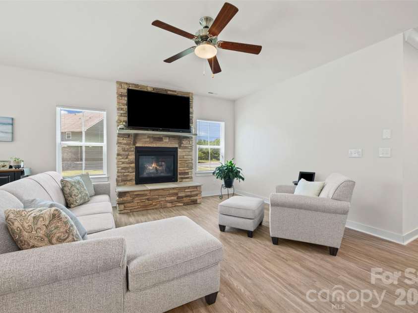 10295 October Glory Way, Charlotte, NC 28215.  MLS# CAR4389910, YatesRealty ID 31295. 