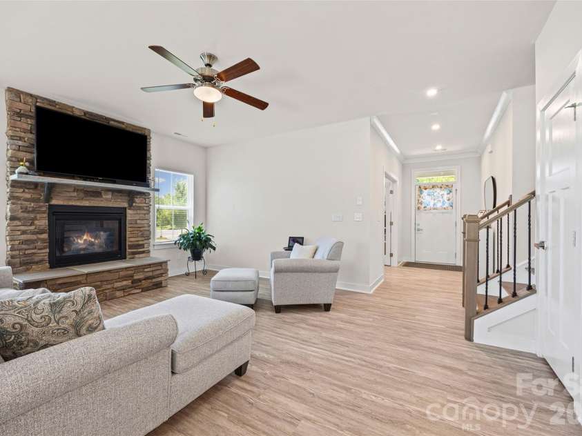 10295 October Glory Way, Charlotte, NC 28215.  MLS# CAR4389910, YatesRealty ID 31295. 