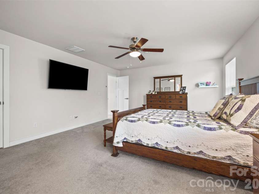 10295 October Glory Way, Charlotte, NC 28215.  MLS# CAR4389910, YatesRealty ID 31295. 