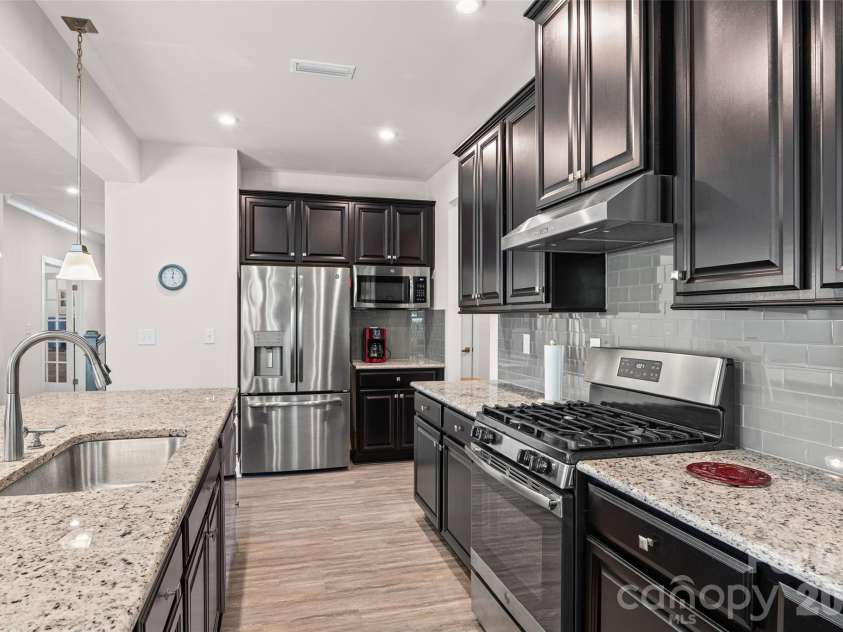 10295 October Glory Way, Charlotte, NC 28215.  MLS# CAR4389910, YatesRealty ID 31295. CHEF'S KITCHEN!