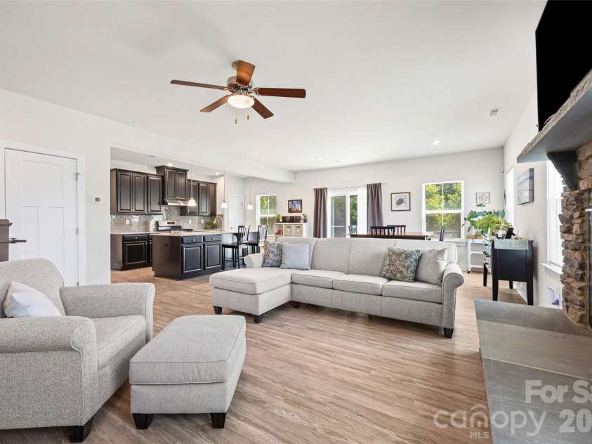 10295 October Glory Way, Charlotte, NC 28215.  MLS# CAR4389910, YatesRealty ID 31295. FABULOUS OPEN PLAN IS PERFECT FOR ENTERTAINING!