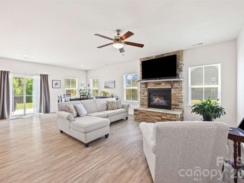 10295 October Glory Way, Charlotte, NC 28215.  MLS# CAR4389910, YatesRealty ID 31295. GREATROOM