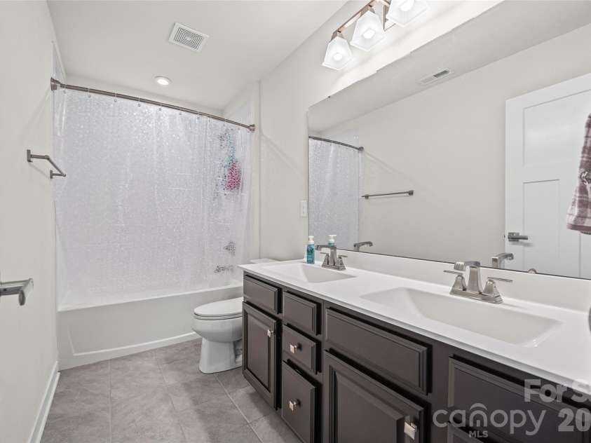 10295 October Glory Way, Charlotte, NC 28215.  MLS# CAR4389910, YatesRealty ID 31295. HALL BATH WITH DOUBLE SINKS AND CERAMIC TILE FLOORING!