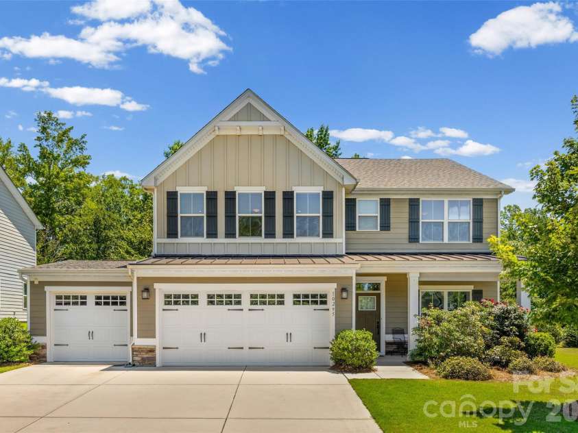10295 October Glory Way, Charlotte, NC 28215.  MLS# CAR4389910, YatesRealty ID 31295. LOTS OF PARKING!
