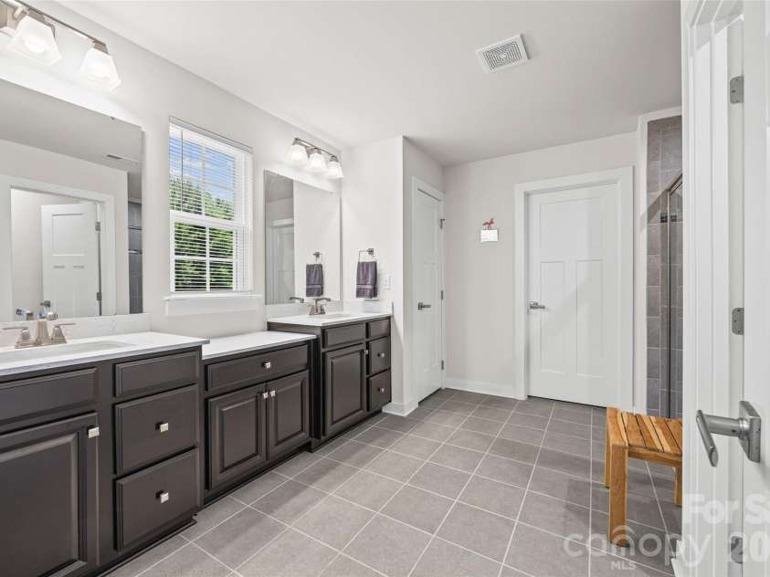 10295 October Glory Way, Charlotte, NC 28215.  MLS# CAR4389910, YatesRealty ID 31295. LUXURY BATH