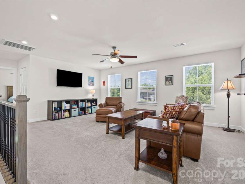 10295 October Glory Way, Charlotte, NC 28215.  MLS# CAR4389910, YatesRealty ID 31295. VERSATILE LOFT!
