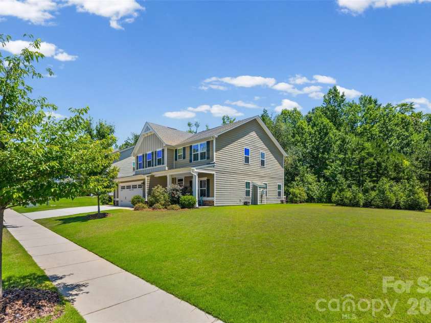 10295 October Glory Way, Charlotte, NC 28215.  MLS# CAR4389910, YatesRealty ID 31295. WONDERFUL SIDE YARD FOR PLAY AND PRIVACY!