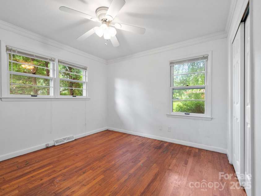 422 Hillcrest Circle, Hendersonville, NC 28792.  MLS# CAR4281746, YatesRealty ID 31295. 2nd Bedroom