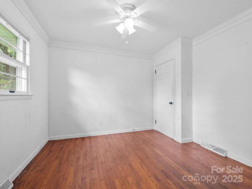 422 Hillcrest Circle, Hendersonville, NC 28792.  MLS# CAR4281746, YatesRealty ID 31295. 3rd Bedroom