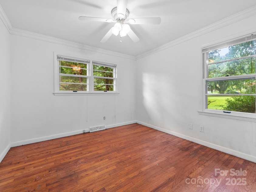 422 Hillcrest Circle, Hendersonville, NC 28792.  MLS# CAR4281746, YatesRealty ID 31295. 3rd Bedroom