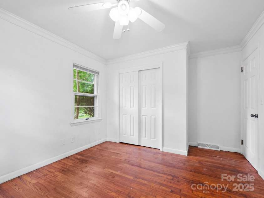 422 Hillcrest Circle, Hendersonville, NC 28792.  MLS# CAR4281746, YatesRealty ID 31295. 3rd Bedroom
