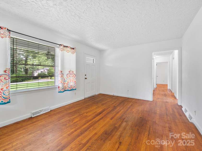 422 Hillcrest Circle, Hendersonville, NC 28792.  MLS# CAR4281746, YatesRealty ID 31295. 