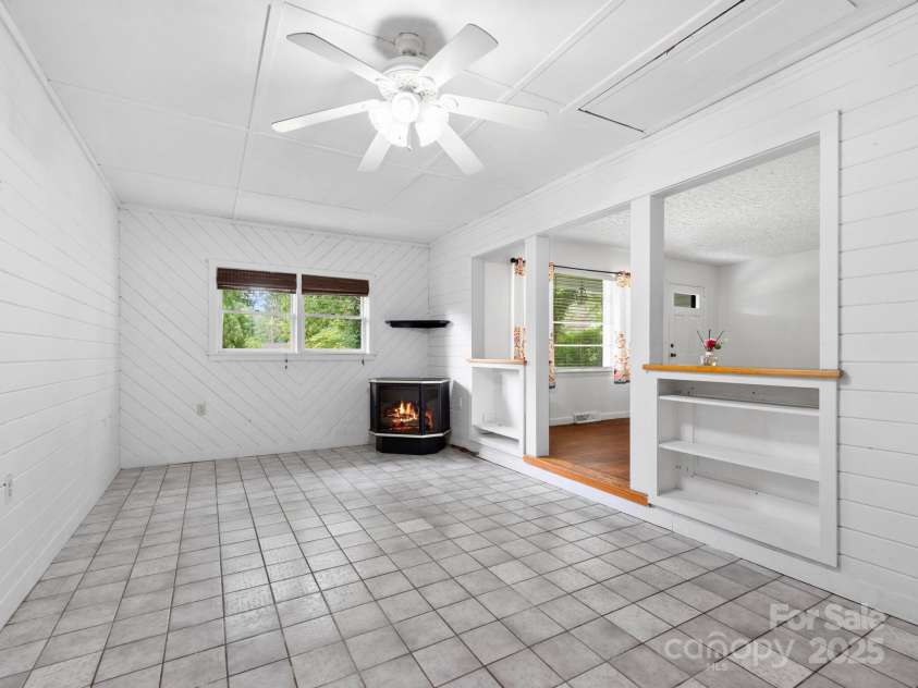 422 Hillcrest Circle, Hendersonville, NC 28792.  MLS# CAR4281746, YatesRealty ID 31295. 