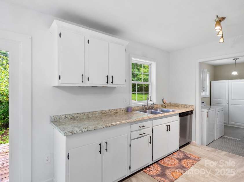 422 Hillcrest Circle, Hendersonville, NC 28792.  MLS# CAR4281746, YatesRealty ID 31295. 