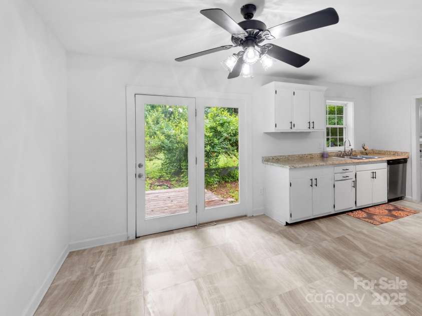 422 Hillcrest Circle, Hendersonville, NC 28792.  MLS# CAR4281746, YatesRealty ID 31295. 
