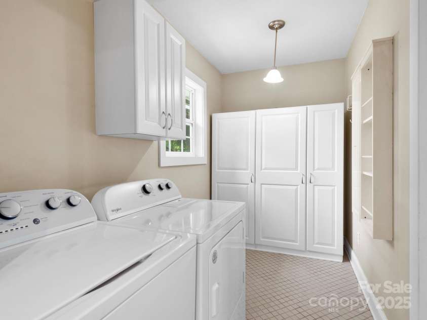 422 Hillcrest Circle, Hendersonville, NC 28792.  MLS# CAR4281746, YatesRealty ID 31295. 