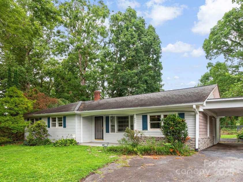 422 Hillcrest Circle, Hendersonville, NC 28792.  MLS# CAR4281746, YatesRealty ID 31295. 
