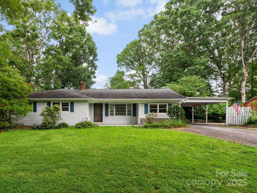 422 Hillcrest Circle, Hendersonville, NC 28792.  MLS# CAR4281746, YatesRealty ID 31295. 
