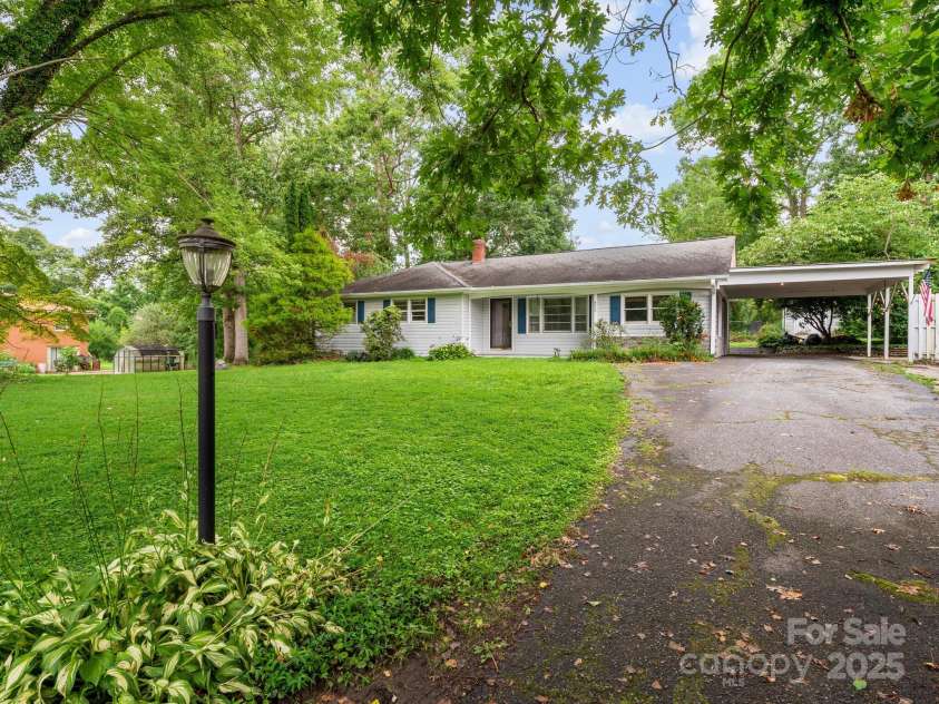 422 Hillcrest Circle, Hendersonville, NC 28792.  MLS# CAR4281746, YatesRealty ID 31295. 