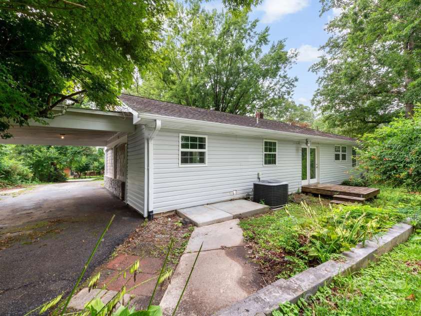 422 Hillcrest Circle, Hendersonville, NC 28792.  MLS# CAR4281746, YatesRealty ID 31295. 