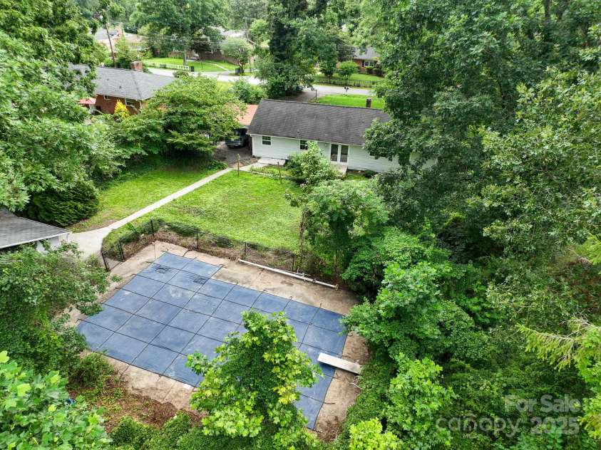 422 Hillcrest Circle, Hendersonville, NC 28792.  MLS# CAR4281746, YatesRealty ID 31295. 