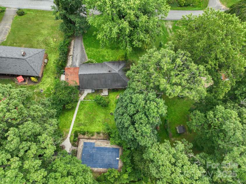 422 Hillcrest Circle, Hendersonville, NC 28792.  MLS# CAR4281746, YatesRealty ID 31295. 