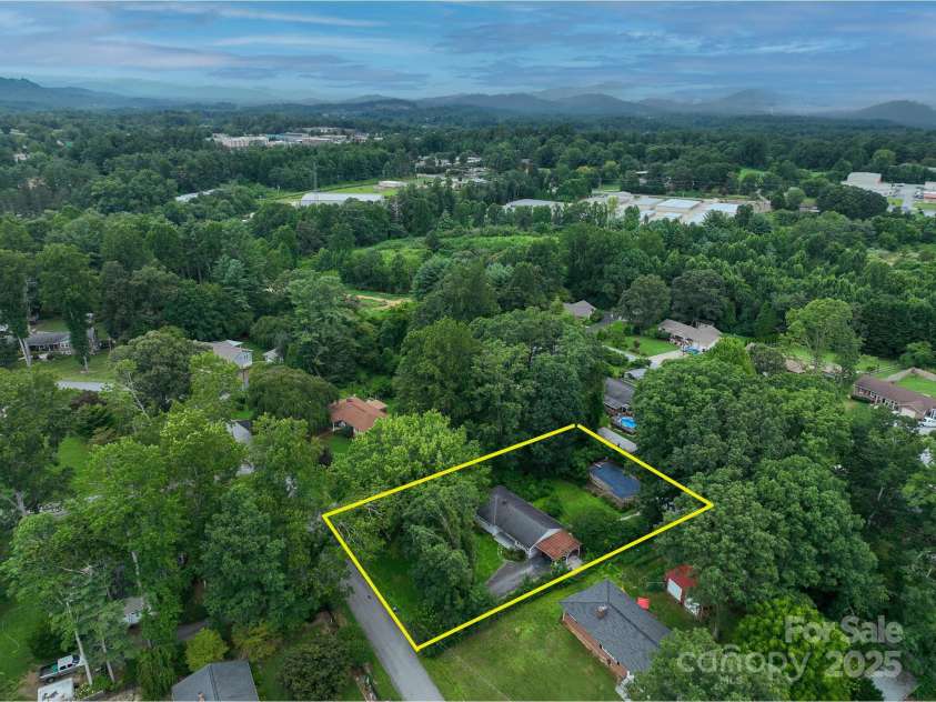 422 Hillcrest Circle, Hendersonville, NC 28792.  MLS# CAR4281746, YatesRealty ID 31295. Approximate boundary line