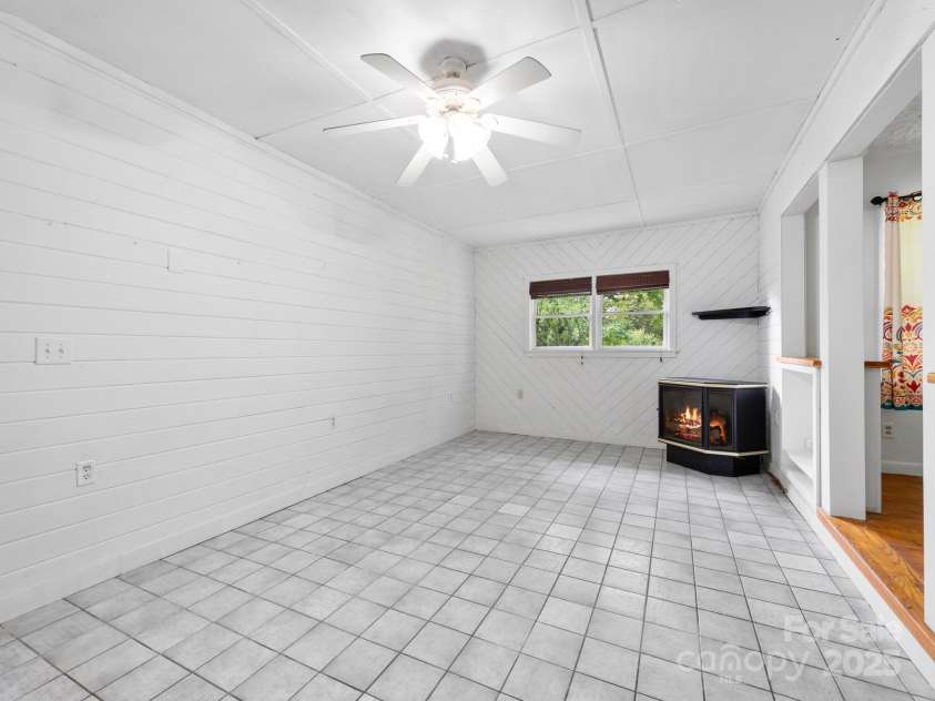 422 Hillcrest Circle, Hendersonville, NC 28792.  MLS# CAR4281746, YatesRealty ID 31295. Bonus Room