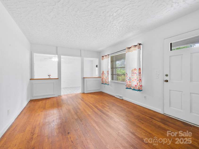 422 Hillcrest Circle, Hendersonville, NC 28792.  MLS# CAR4281746, YatesRealty ID 31295. Living Room