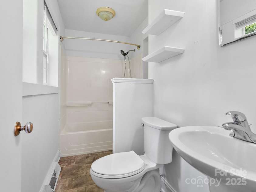 422 Hillcrest Circle, Hendersonville, NC 28792.  MLS# CAR4281746, YatesRealty ID 31295. Main Bath