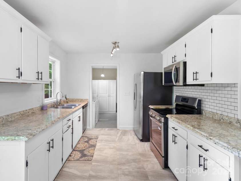 422 Hillcrest Circle, Hendersonville, NC 28792.  MLS# CAR4281746, YatesRealty ID 31295. New Appliances