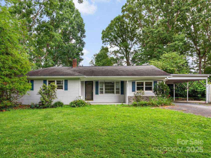 422 Hillcrest Circle, Hendersonville, NC 28792.  MLS# CAR4281746, YatesRealty ID 31295. Welcome Home!