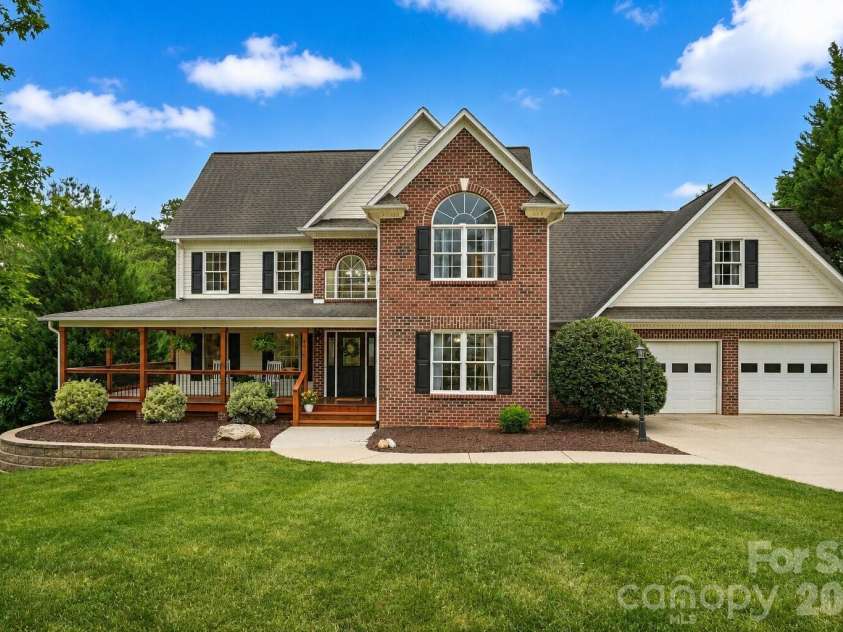 4616 20th Street Place, Hickory, NC 28601.  MLS# CAR4385473, YatesRealty ID 31296. 