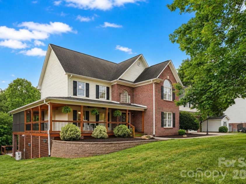 4616 20th Street Place, Hickory, NC 28601.  MLS# CAR4385473, YatesRealty ID 31296. 