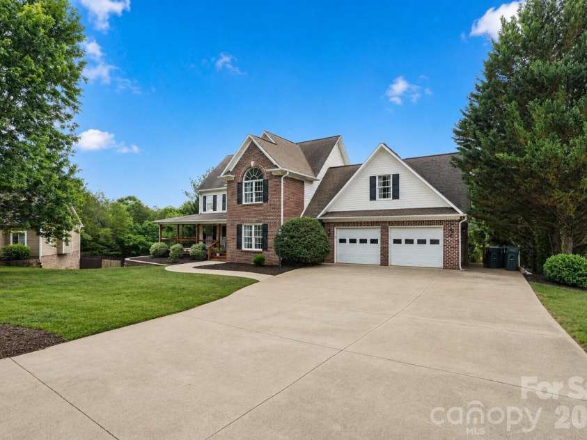 4616 20th Street Place, Hickory, NC 28601.  MLS# CAR4385473, YatesRealty ID 31296. 