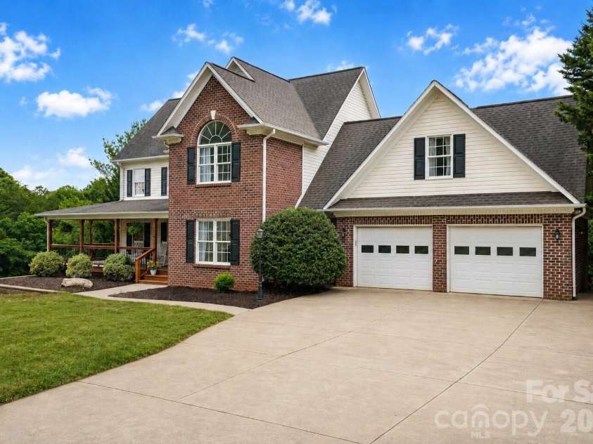 4616 20th Street Place, Hickory, NC 28601.  MLS# CAR4385473, YatesRealty ID 31296. 