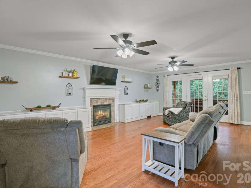 4616 20th Street Place, Hickory, NC 28601.  MLS# CAR4385473, YatesRealty ID 31296. 