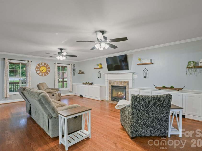 4616 20th Street Place, Hickory, NC 28601.  MLS# CAR4385473, YatesRealty ID 31296. 