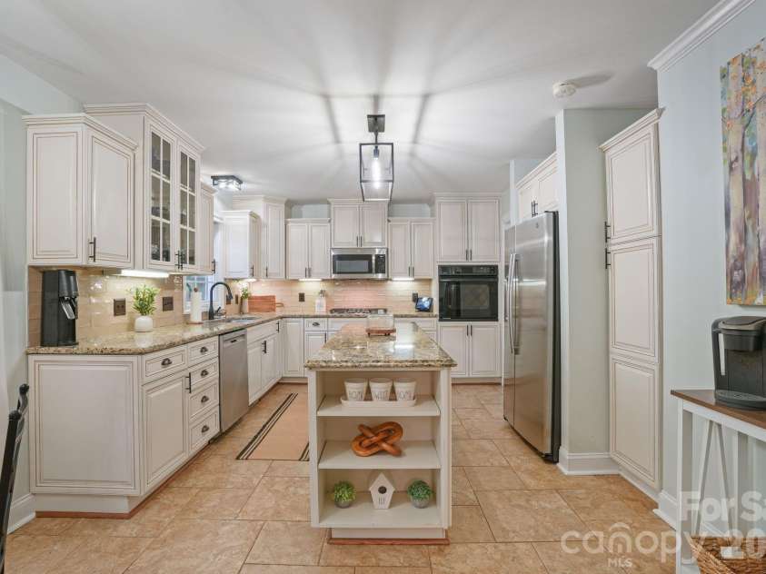 4616 20th Street Place, Hickory, NC 28601.  MLS# CAR4385473, YatesRealty ID 31296. 