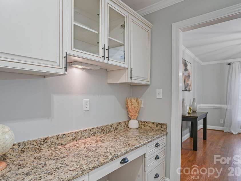 4616 20th Street Place, Hickory, NC 28601.  MLS# CAR4385473, YatesRealty ID 31296. 