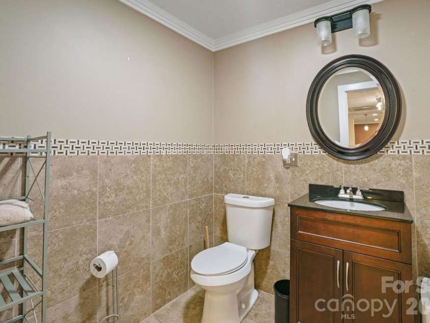 4616 20th Street Place, Hickory, NC 28601.  MLS# CAR4385473, YatesRealty ID 31296. 