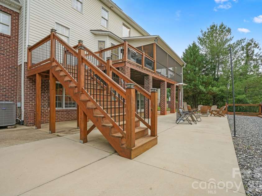 4616 20th Street Place, Hickory, NC 28601.  MLS# CAR4385473, YatesRealty ID 31296. 
