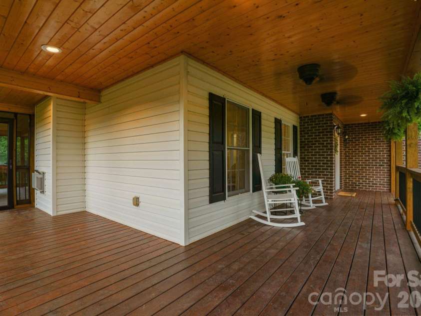 4616 20th Street Place, Hickory, NC 28601.  MLS# CAR4385473, YatesRealty ID 31296. 