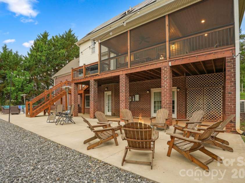 4616 20th Street Place, Hickory, NC 28601.  MLS# CAR4385473, YatesRealty ID 31296. 