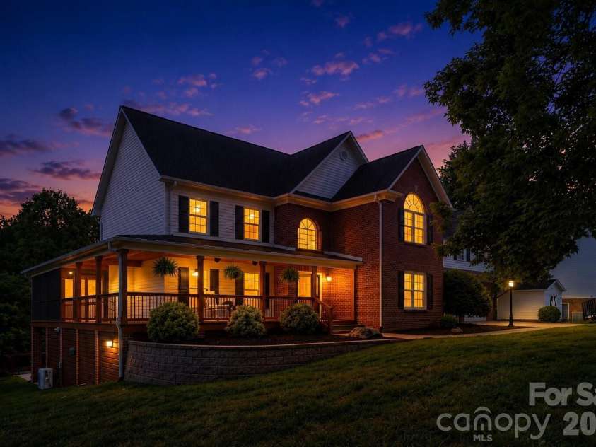 4616 20th Street Place, Hickory, NC 28601.  MLS# CAR4385473, YatesRealty ID 31296. 