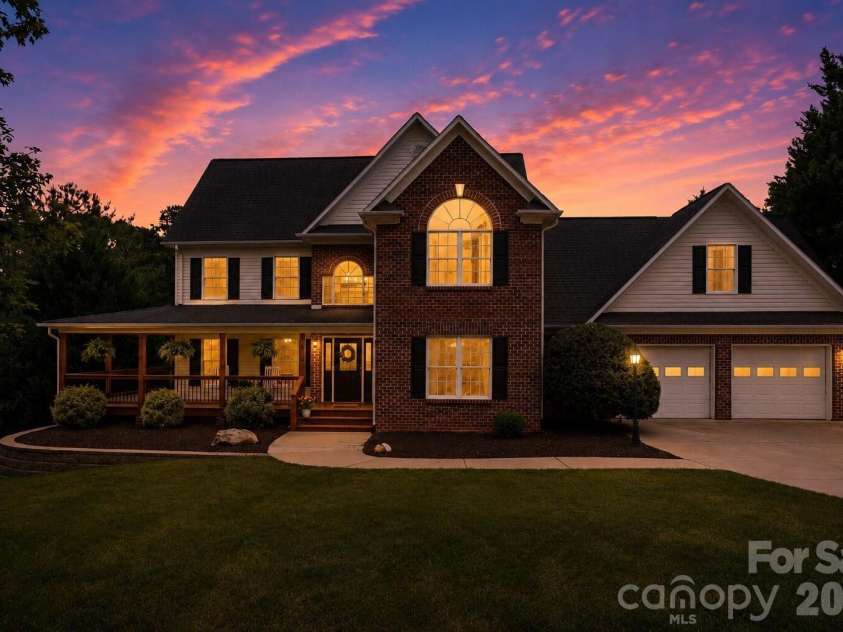 4616 20th Street Place, Hickory, NC 28601.  MLS# CAR4423392, YatesRealty ID 31296. 