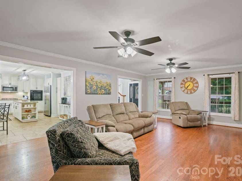 4616 20th Street Place, Hickory, NC 28601.  MLS# CAR4423392, YatesRealty ID 31296. 