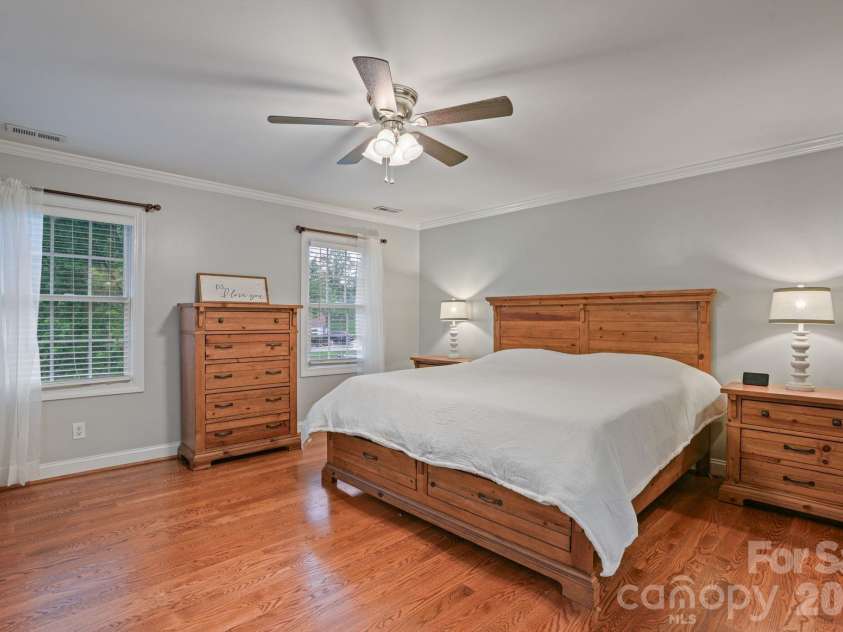 4616 20th Street Place, Hickory, NC 28601.  MLS# CAR4423392, YatesRealty ID 31296. 