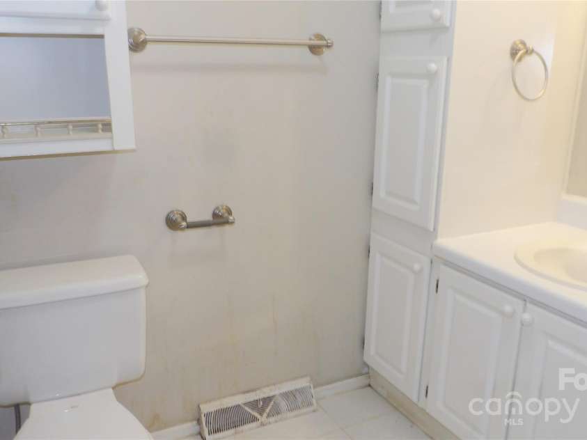 2705 Mountainview Road, Clover, SC 29710.  MLS# CAR4285670, YatesRealty ID 31297. Hall Bath