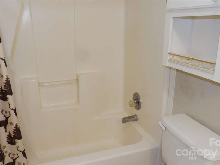 2705 Mountainview Road, Clover, SC 29710.  MLS# CAR4285670, YatesRealty ID 31297. Hall Bath